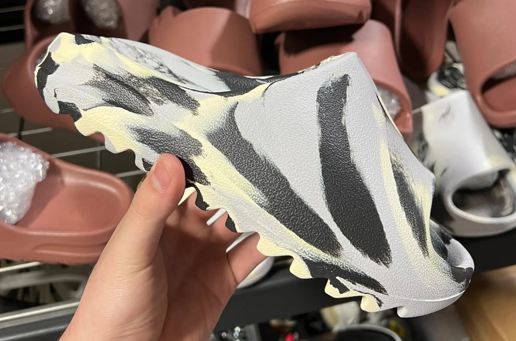 Adidas Dévoile la YEEZY SLIDE "MX Moon" - HYTRAPE