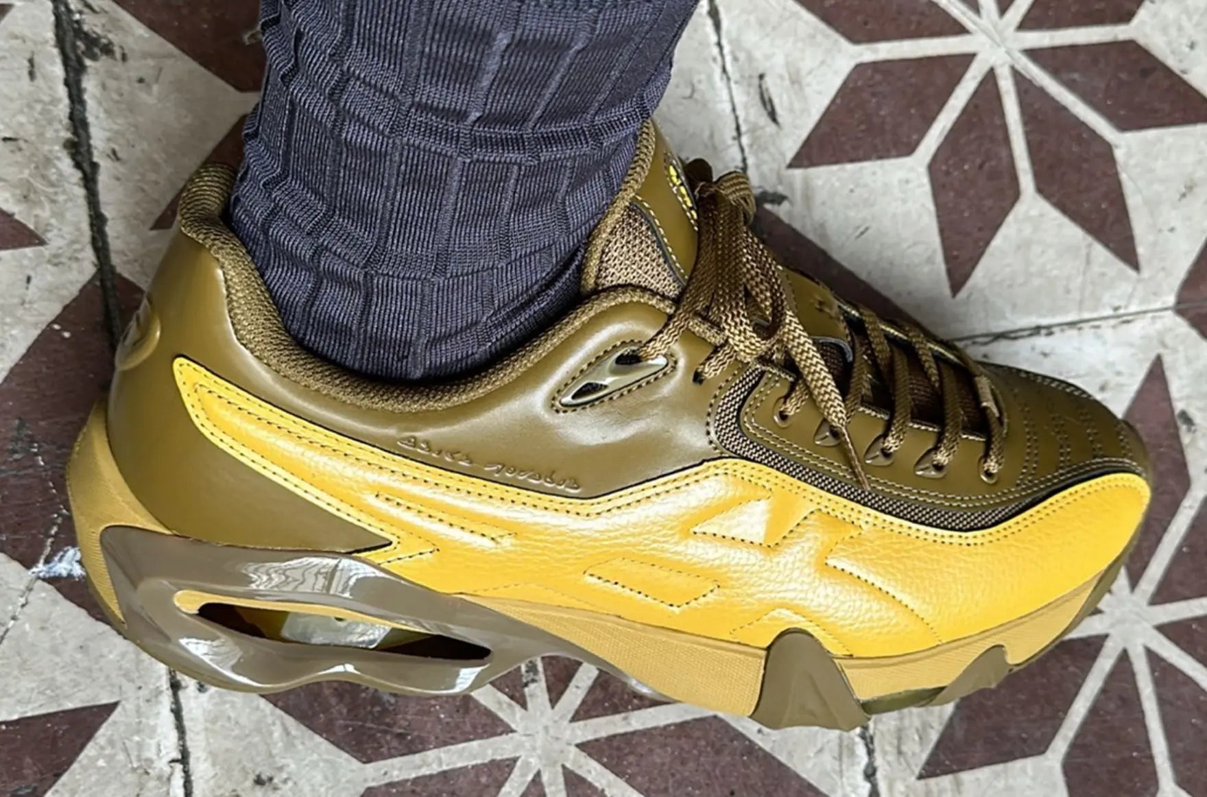 Kiko Kostadinov dévoile la silhouette ASICS NOVALIS lors de la Fashion Week de Paris - HYTRAPE