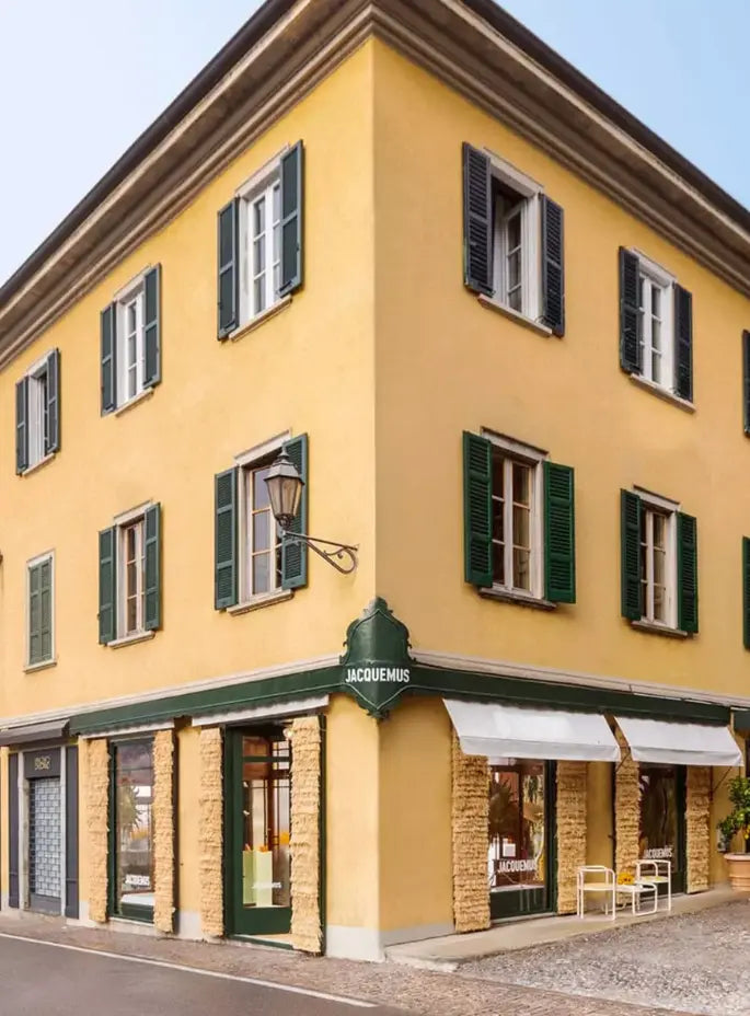 Jacquemus fait sensation avec sa nouvelle collection lors d'un pop-up estival en Lombardie - HYTRAPE