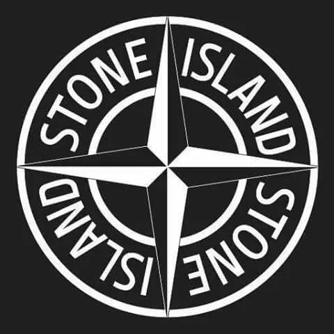 Histoire de Stone Island : de Massimo Osti à Moncler (1982-2026)
