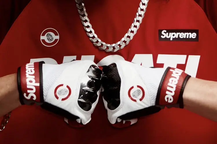 Supreme-EssilorLuxottica-s-offre-la-marque-culte-pour-1-5-milliard-de-dollars HYTRAPE