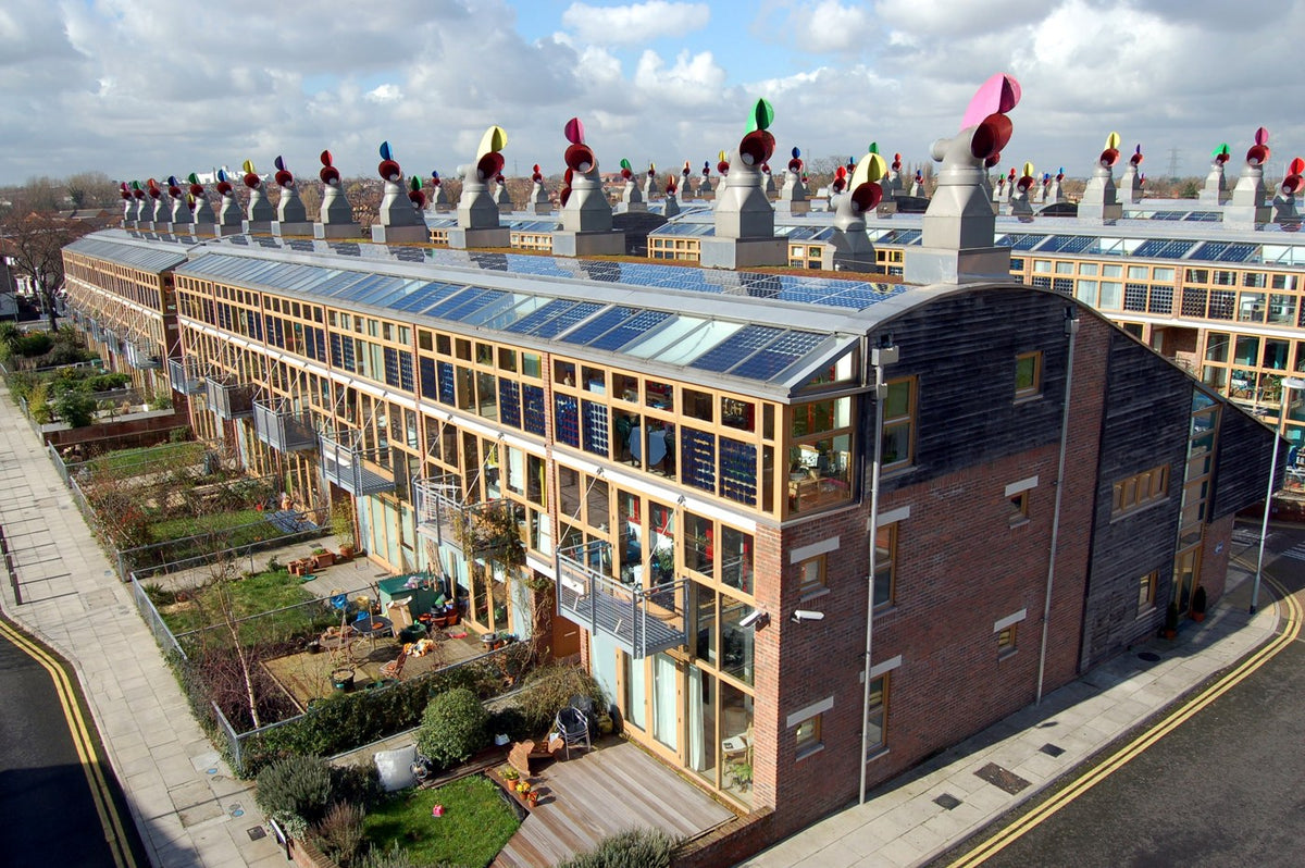 BedZED, au Royaume-Uni : un repère de l’habitat durable, présenté ici sans lui attribuer de performance non mesurée.
