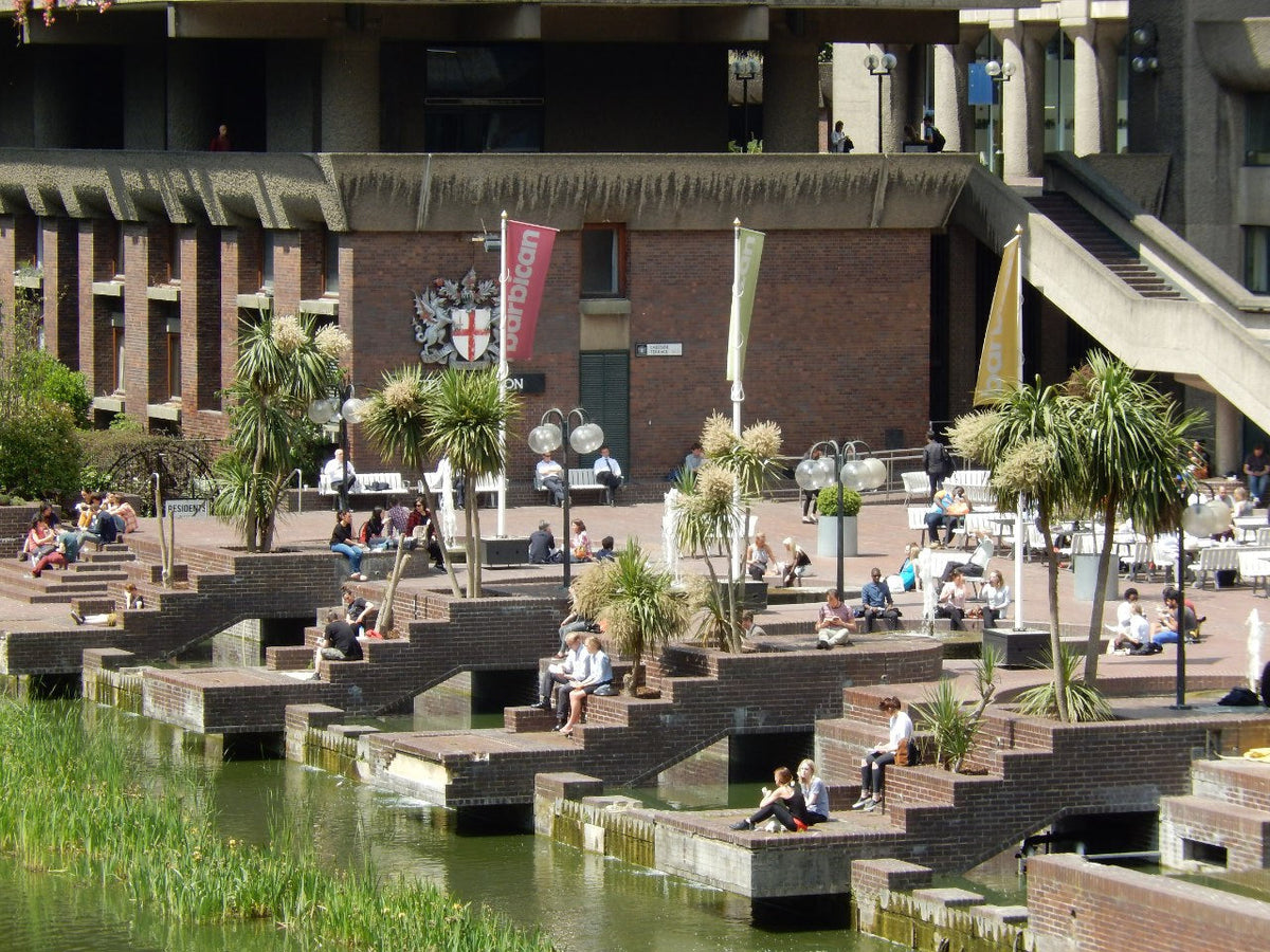 Le Barbican à Londres : terrasses, eau et espaces habités.