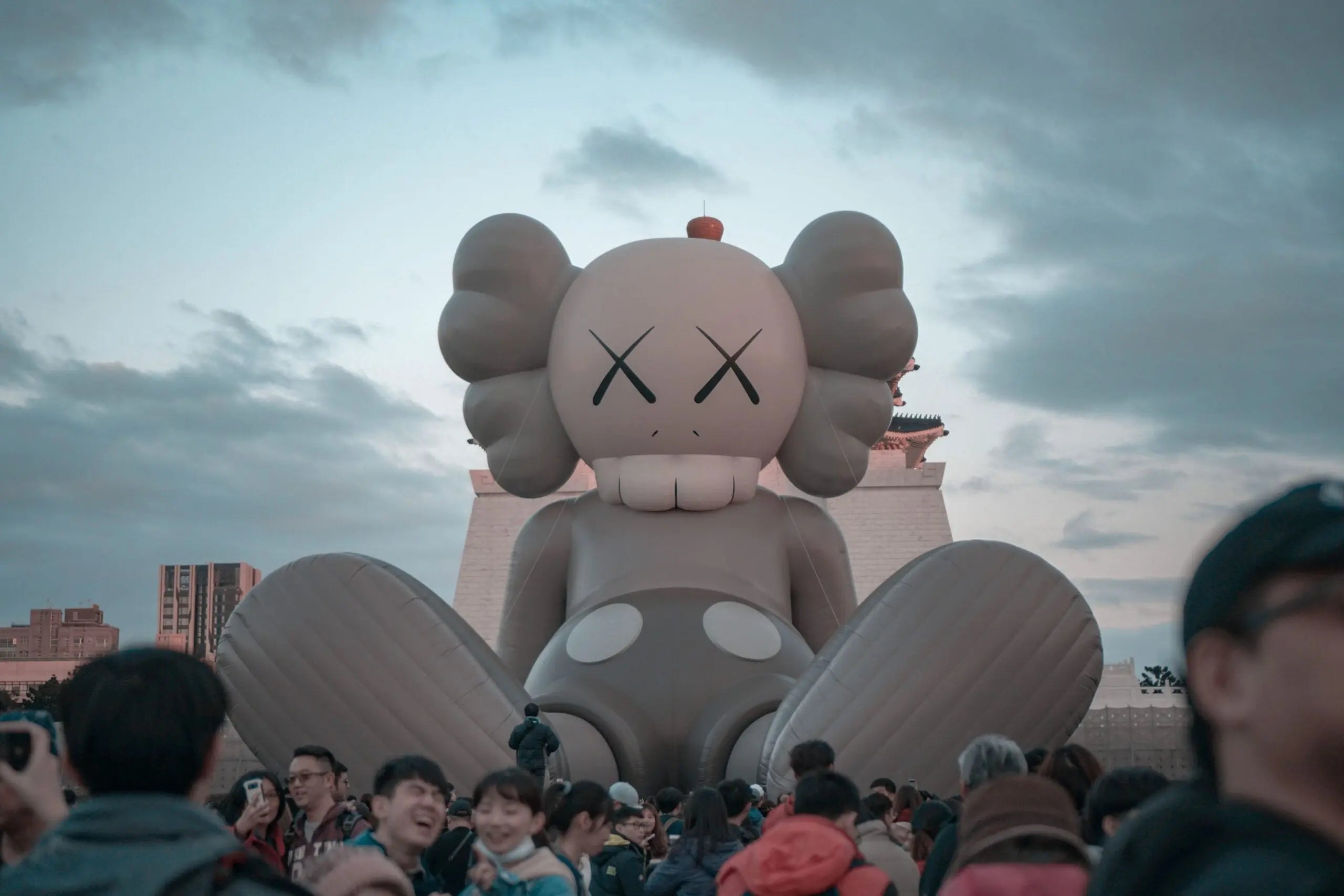 Kaws : L'Artiste qui redéfinit le streetwear de luxe et l'art contemporain - HYTRAPE