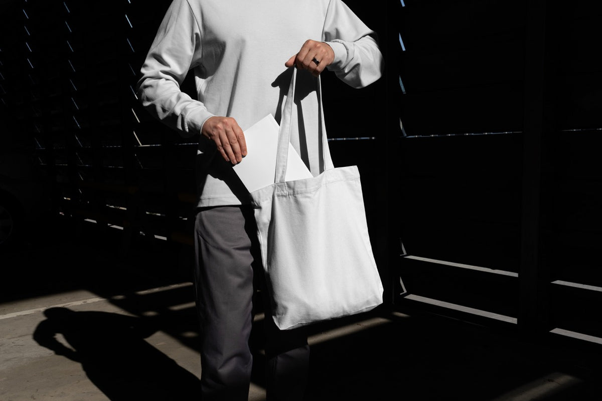 Aperçu 5 sur 7 de +6 Tote Bag and Shirt Mockups, ressource Mockups par Mockup Cloud