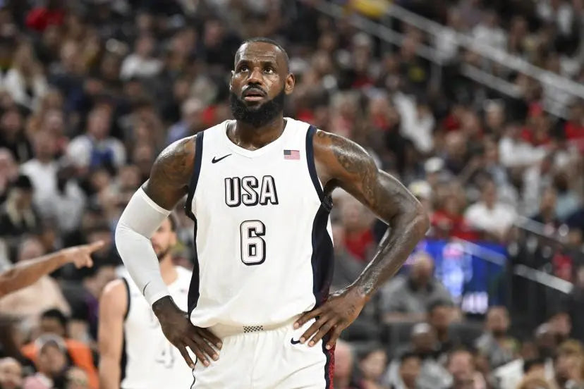 LeBron-James-Le-Roi-du-basket-porte-le-drapeau-américain-à-Paris-2024 HYTRAPE