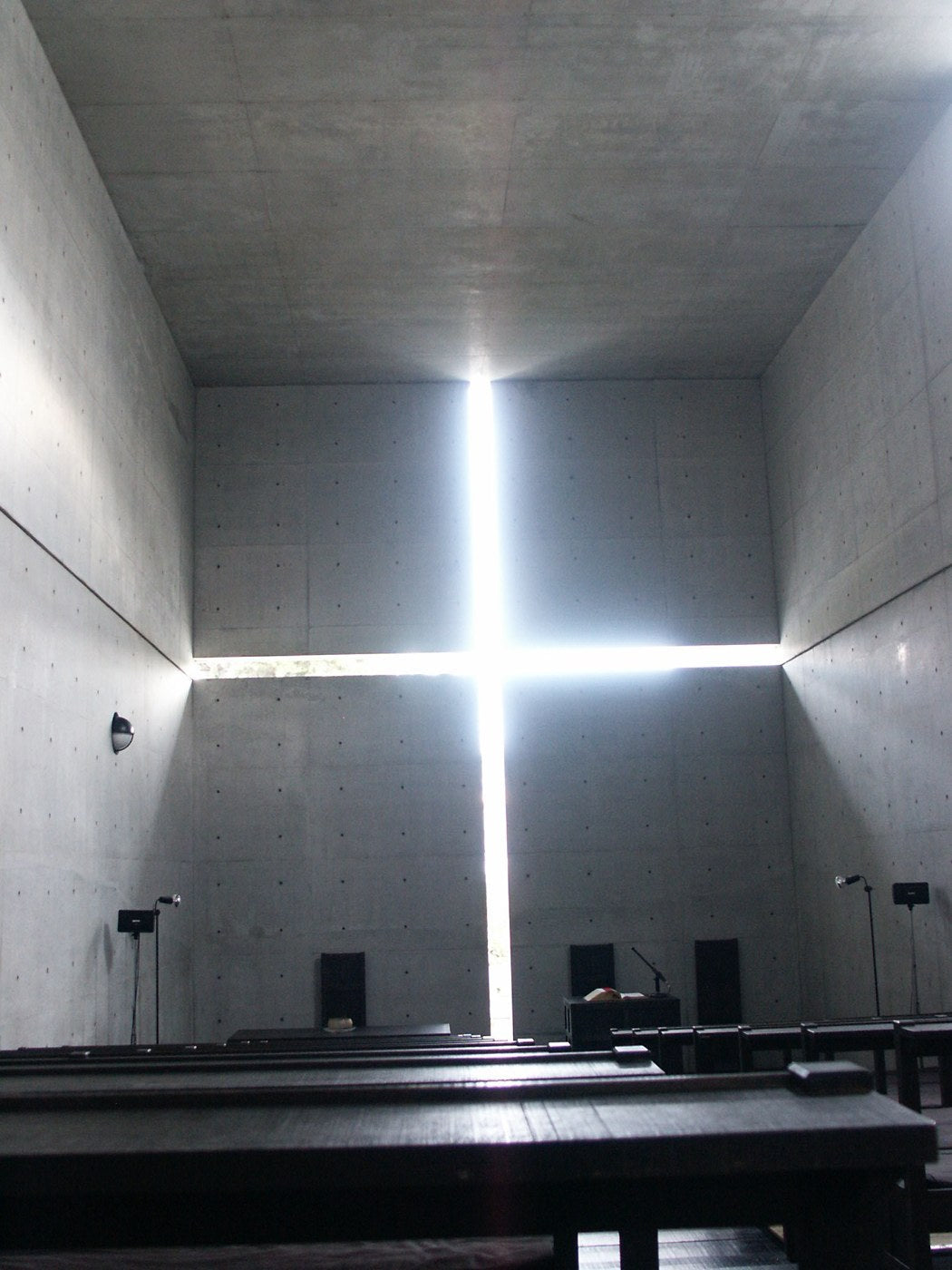 La croix lumineuse de l’Église de la lumière à Ibaraki, conçue par Tadao Ando.