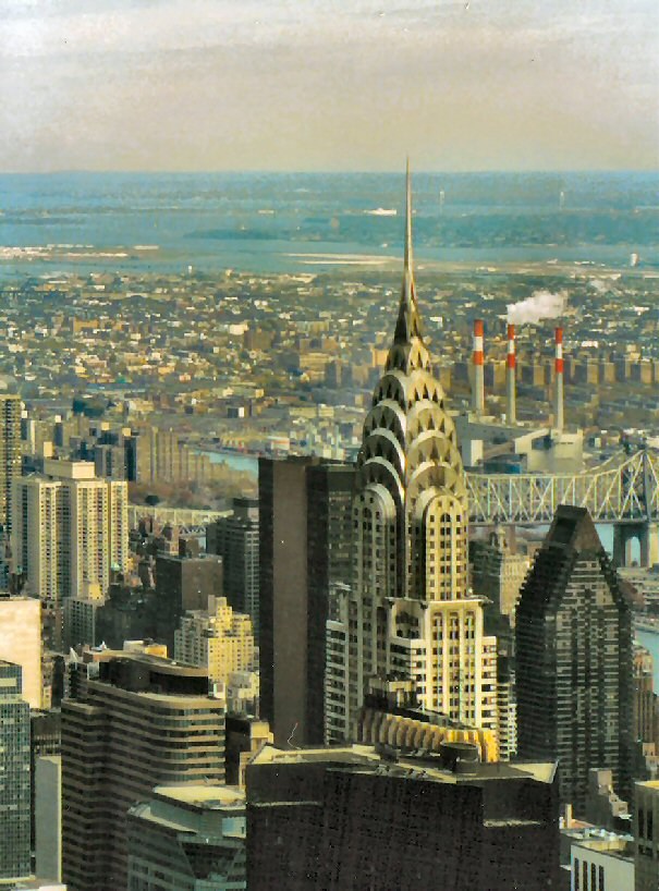 Le Chrysler Building à New York : silhouette verticale et couronne caractéristique de l’Art déco.