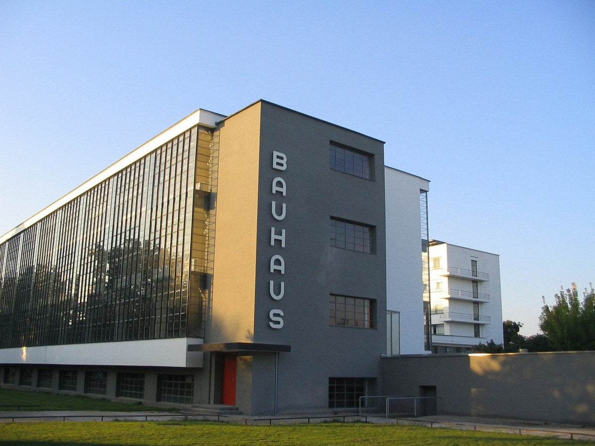 Le bâtiment du Bauhaus à Dessau : volumes d’ateliers et façade vitrée.