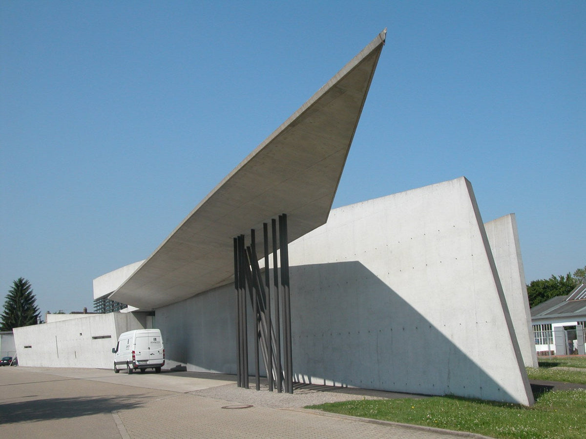 La caserne Vitra à Weil am Rhein : plans de béton et lignes anguleuses.